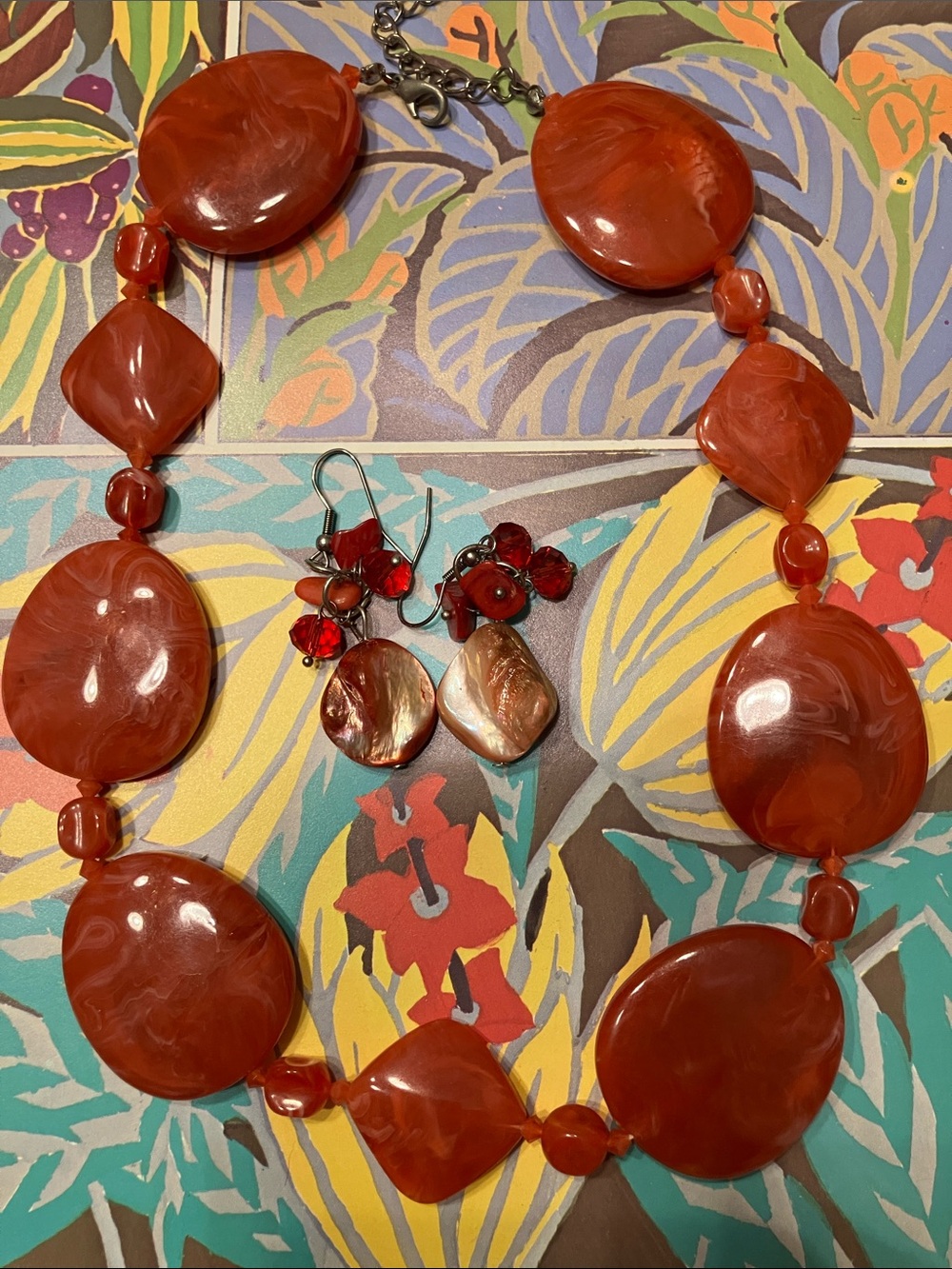 CHUNKY VINTAGE STATEMENT NECKLACE CORAL RESIN OR ACRYLIC BEADS W/ EARRINGS - Picture 4 of 10